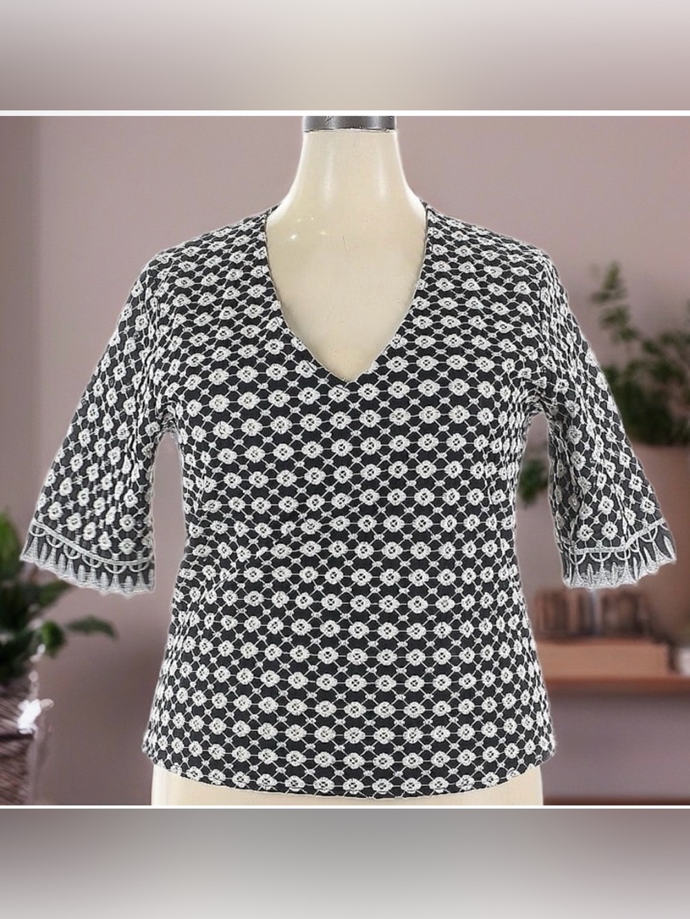 Black & White eyelet V-Neck Embroidered Women's Top. - XXL - NWT
